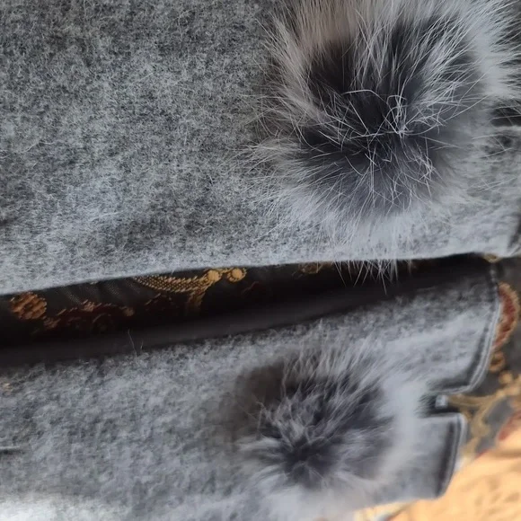 Elegant Gray Women's Gloves with Real Fur Detail - Picture 4 of 4
